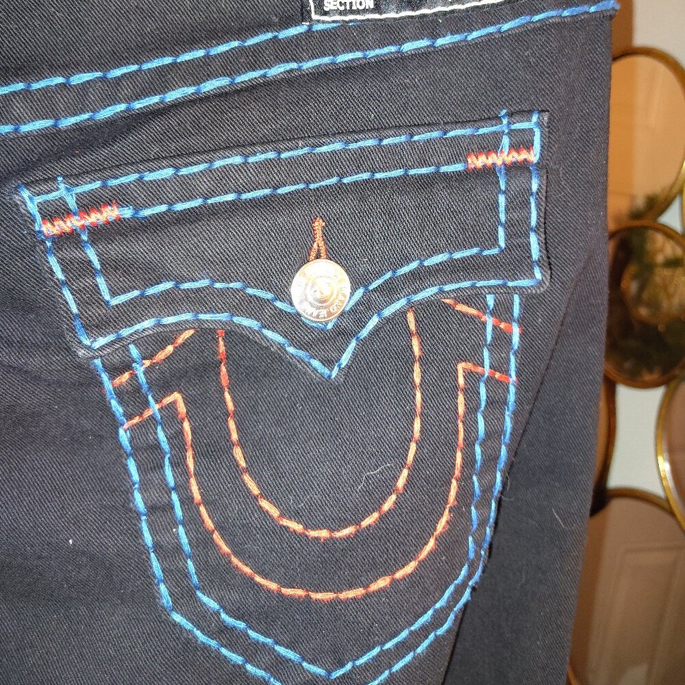 🔥 TRUE RELIGION RICKY SUPER T • BLACK RINSE • MINT 🔥 BOLD Red & Blue Stitch